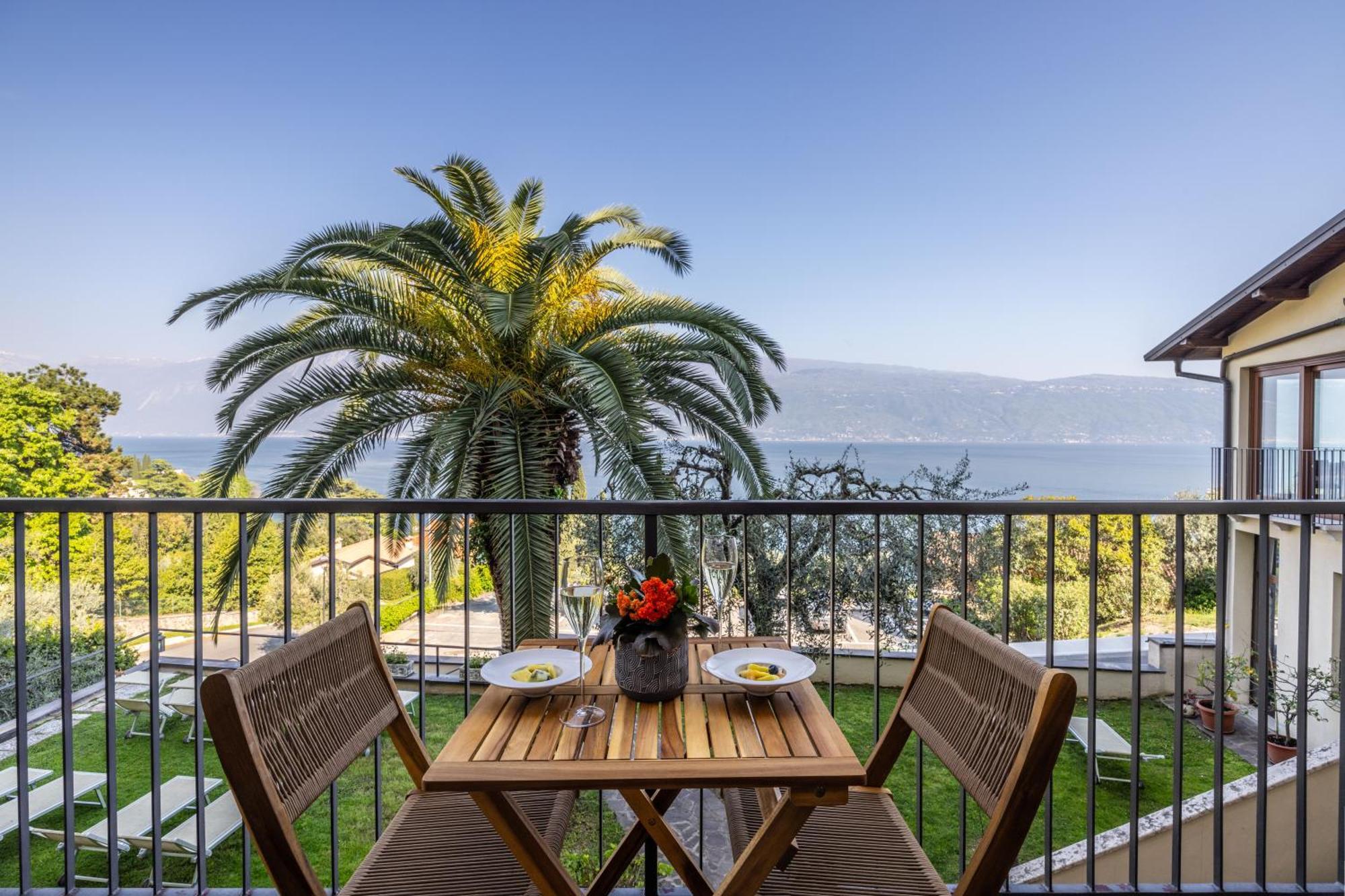 Hotel Meandro - Lake View Gargnano Exterior photo
