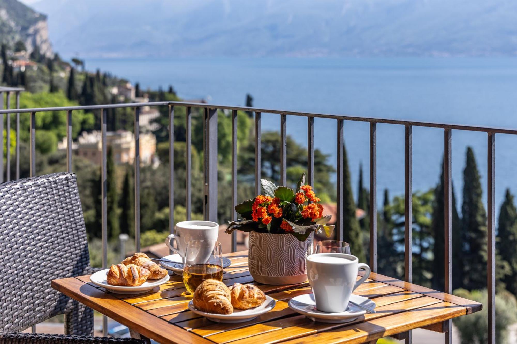 Hotel Meandro - Lake View Gargnano Exterior photo